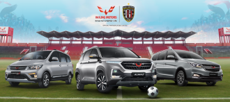 Pemain Bali United Mencoba Langsung Kecanggihan Mobil Wuling