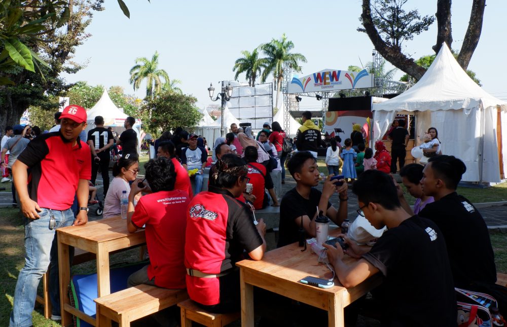 Para pengunjung melakukan beragam kegiatan menarik mulai dari games festival kuliner dan musik hingga test drive berbagai lini produk 1000x645