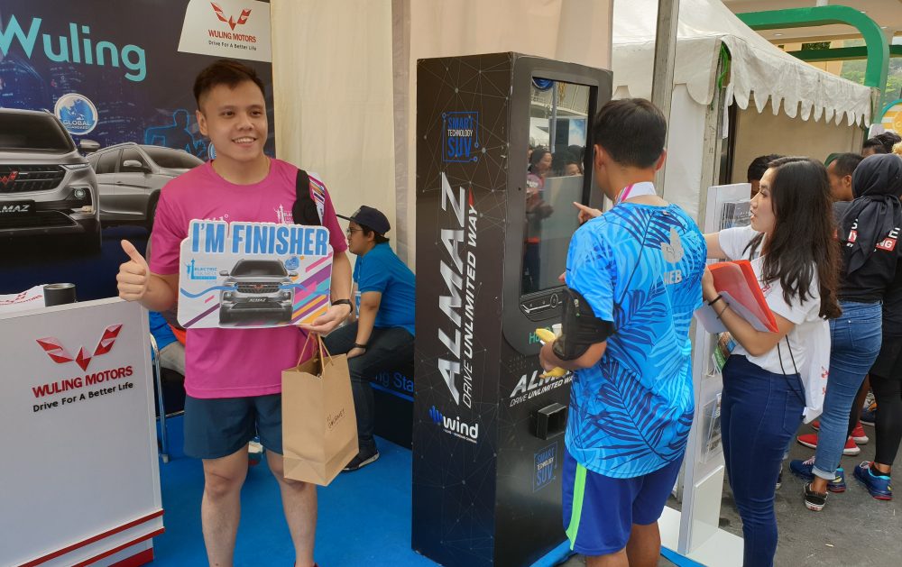 Tersedia juga Wuling Smart Vending Machine dimana pengunjung bisa mendapatkan souvenir menarik dengan cara mengucapkan “Halo Wuling”. 1000x629