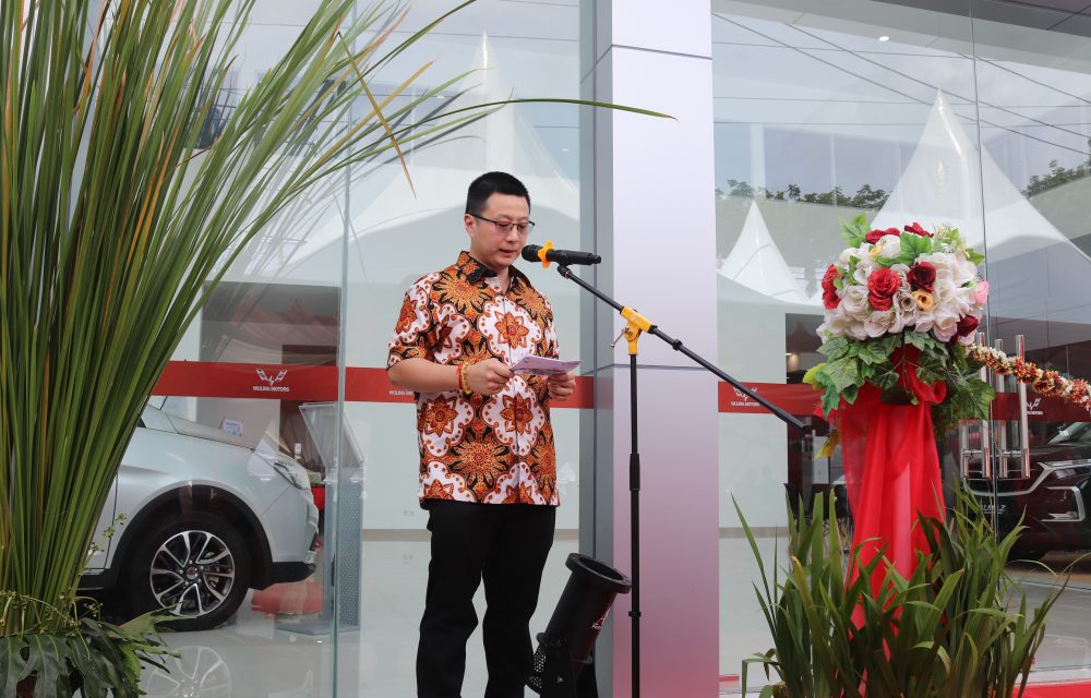 Erwin Tandiawan selaku Direktur Utama Kumala Group membuka acara peresmian Wuling Kumala Manado 1000x640