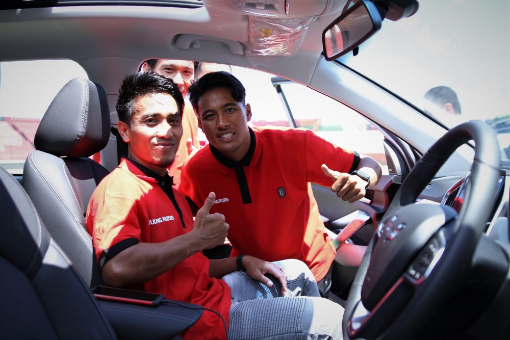 M.Taufik Andhika dan Michael Orah dari Bali United menjajal inovasi Wuling Indonesian Command WIND dalam Smart Technology SUV Almaz 1000x667