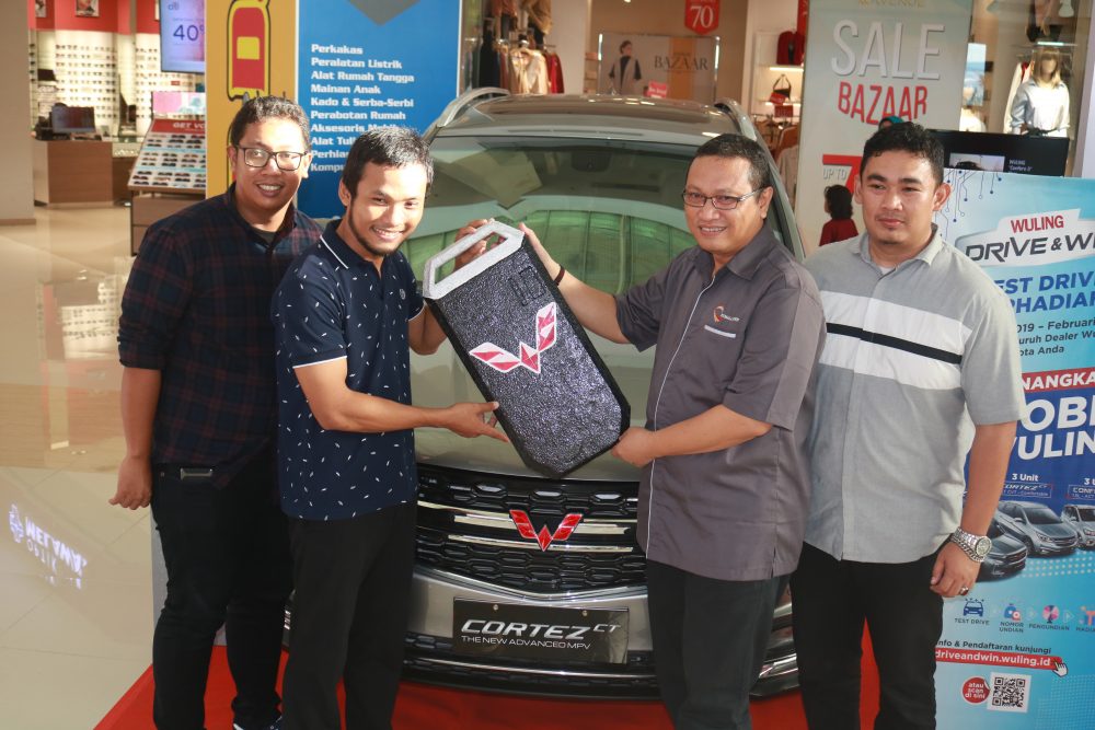 Pemenang Cortez CT dari Kota Palu Kamaludin A Rahman menerima kunci simbolis dari perwakilan Wuling Motors 1000x667