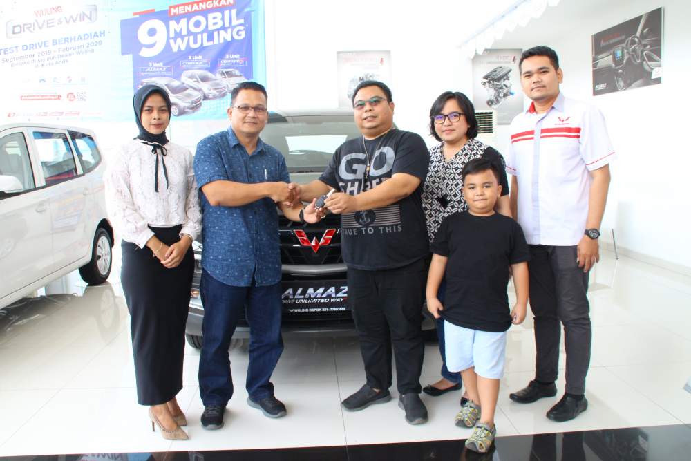 Perwakilan Wuling Motors menyerahkan kunci satu unit Almaz Smart Enjoy CVT kepada Raetundra Bimoadi Purwantoro pemenang dari Kota Depok 1000x667