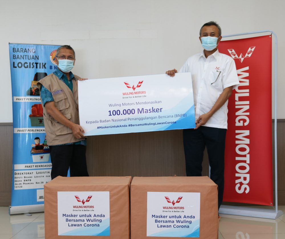 Bantuan tersebut diserahkan secara simbolis oleh Bambang Sumitro selaku Human Resources Director Wuling Motors kepada Ibnu Asur selaku Direktur Optimasi Jaringan Logistik dan Peralatan BNPB. 1000x840