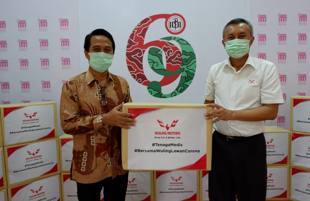 Bantuan tersebut diserahkan secara simbolis oleh Bambang Sumitro selaku Human Resources Director Wuling Motors kepada Ketua Umum PB IDI Dr. Daeng M Faqih SH MH 1000x647