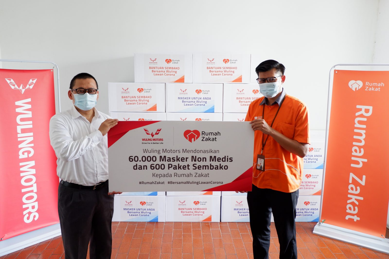 Image Wuling Collaborates with Rumah Zakat to Donate Non-Medical Masks and Basic Food Needs