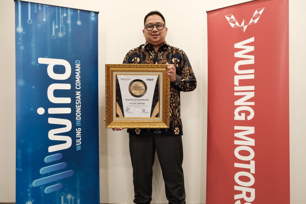 rsz_wuling_motors_menerima_penghargaan_pertama_di_indonesia_untuk_invoasi_wuling_indonesian_command_wind 1000x667