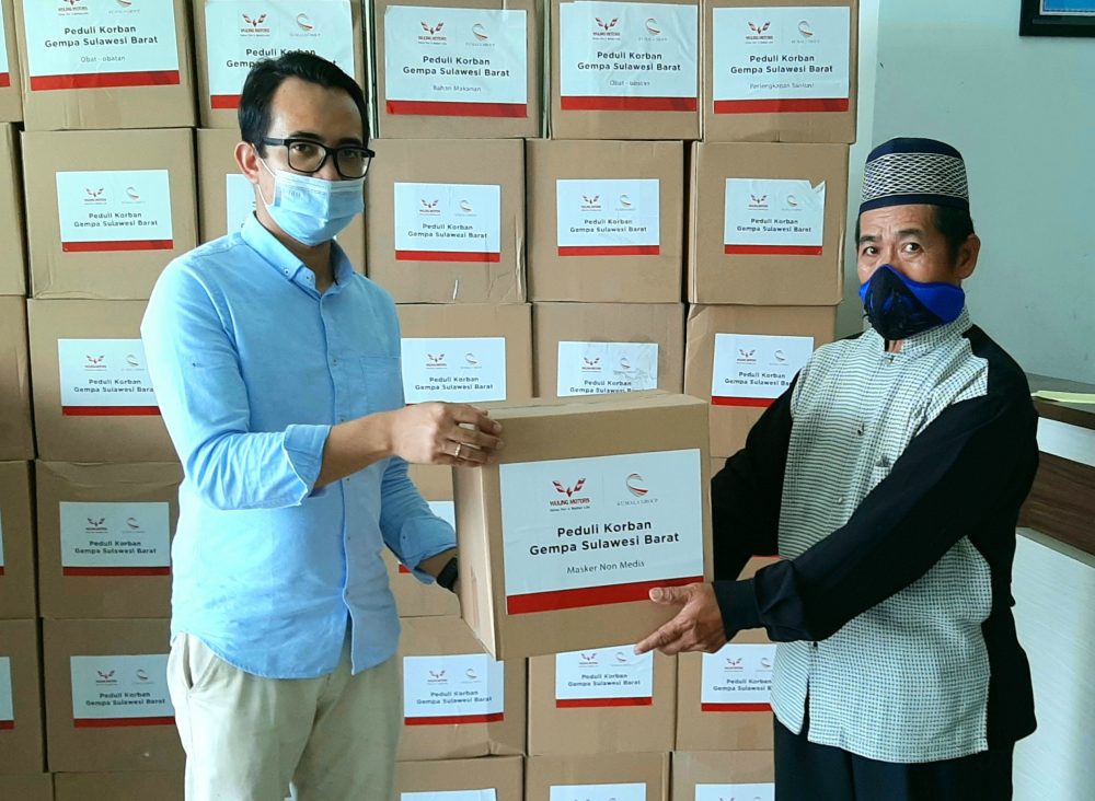 Enrico Daniel selaku Sales Manager Kumala Wuling Parepare Mamuju memberikan bantuan secara simbolis kepada Perwakilan Dinas Sosial Sulawesi Barat 1000x732