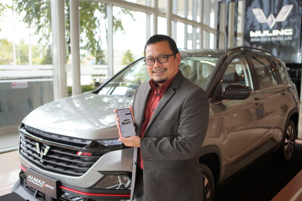 Taufik S. Arief selaku Aftersales Director Wuling Motors menunjukkan pembaharuan aplikasi MyWuling 1 1000x665