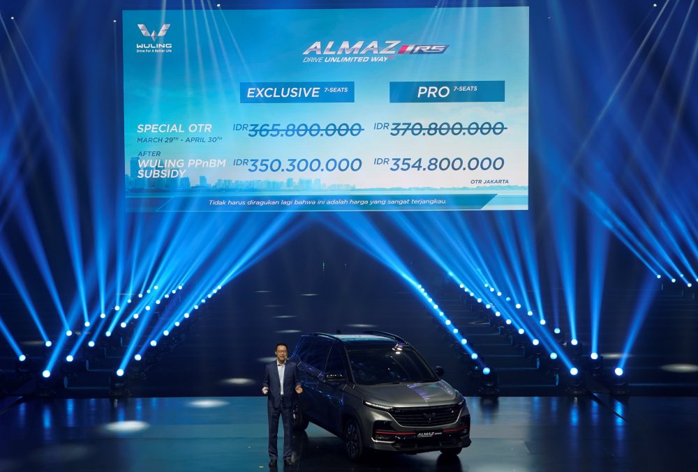 James Wu selaku Chief Financial Officer Wuling Motors memperkenalkan harga OTR Wuling Almaz RS 1000x677