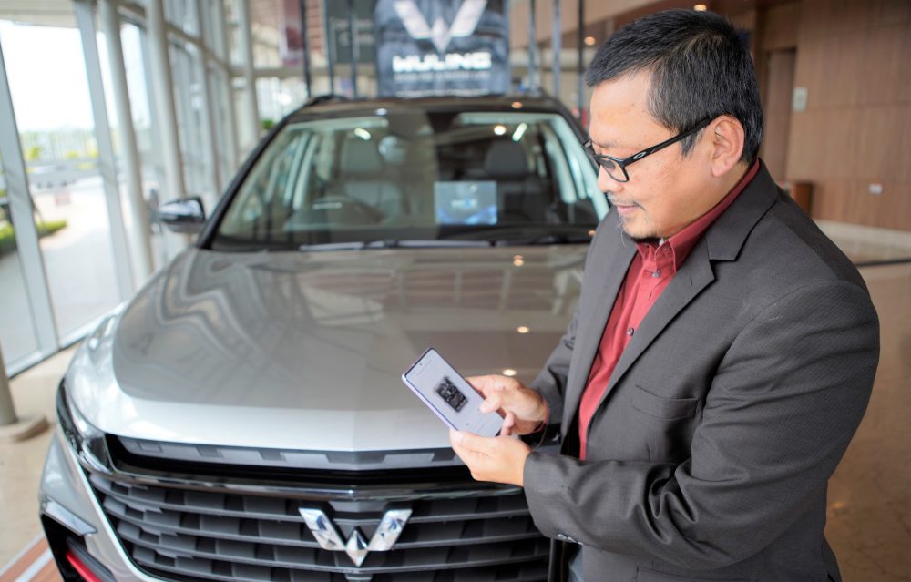 Menu Internet of Vehicle pada aplikasi MyWuling memiliki kemampuan untuk menghubungkan pengguna dengan mobilnya melalui smartphone 1000x639