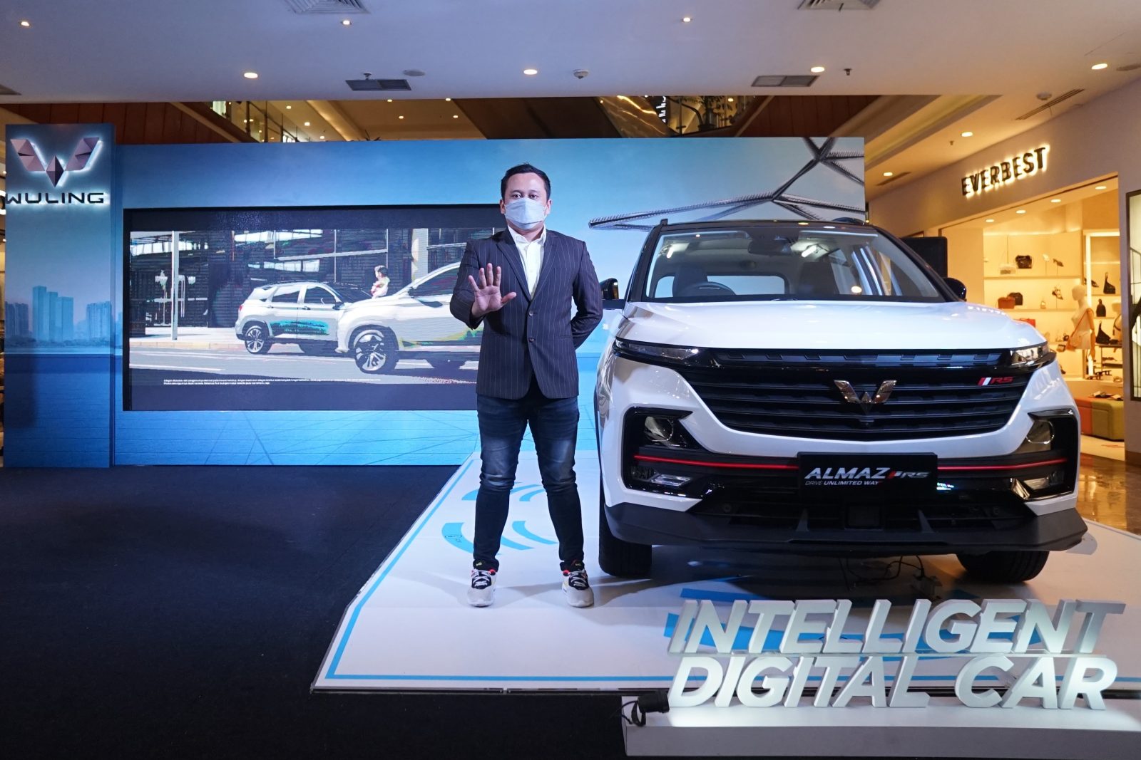Image Wuling Almaz RS is Officially Introduced in Pontianak