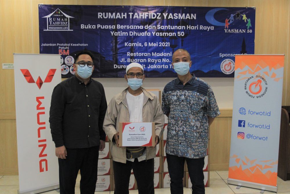 Bersama Forwot 100 paket sembako dari Wuling diberikan kepada Yasman 50 Jakarta dan Majelis Taklim Saung Bambu Depok 1000x670