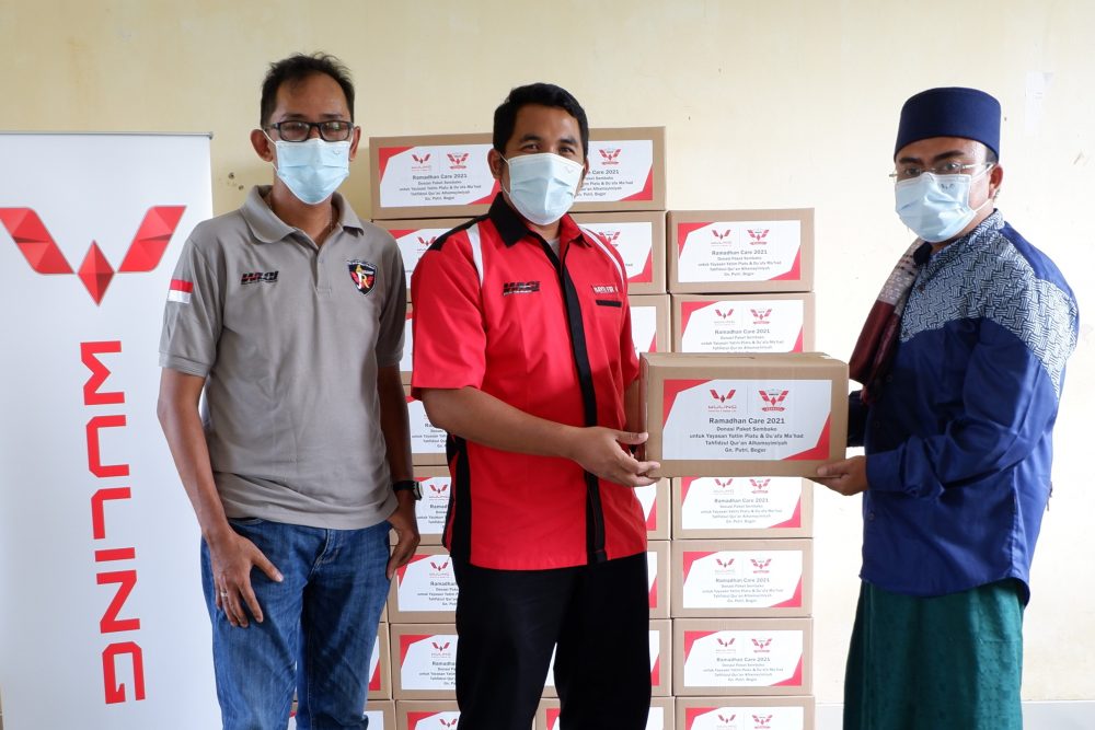 Pemberian Donasi kepada anak yatim piatu merupakan rangkaian Ramadhan Care 2021 yang digagas Wuling Motors Wuling bekerja sama dengan WLCI 1000x667