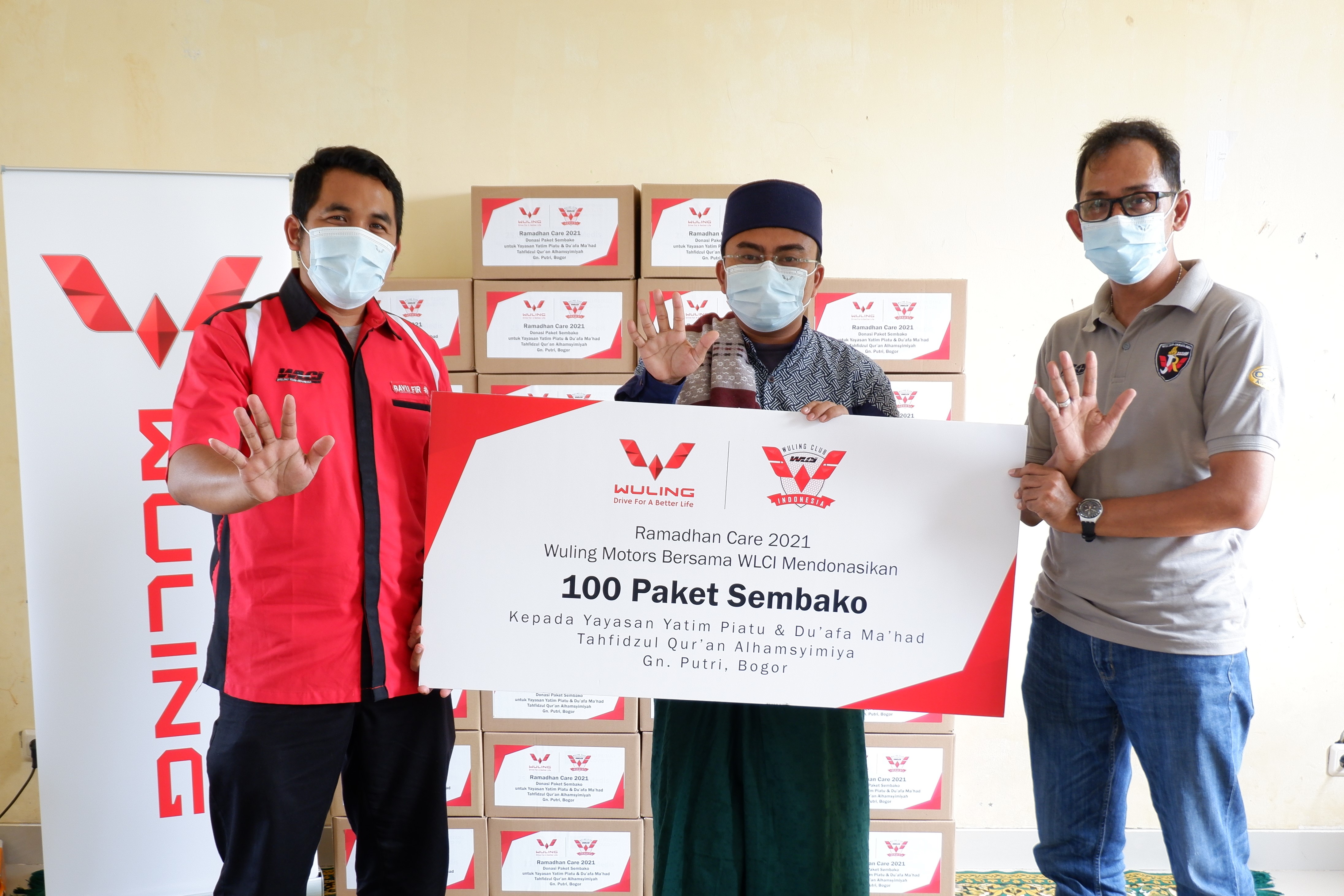 Image WLCI bersama Wuling Donasikan Paket Sembako Kepada Anak-anak Yatim Piatu