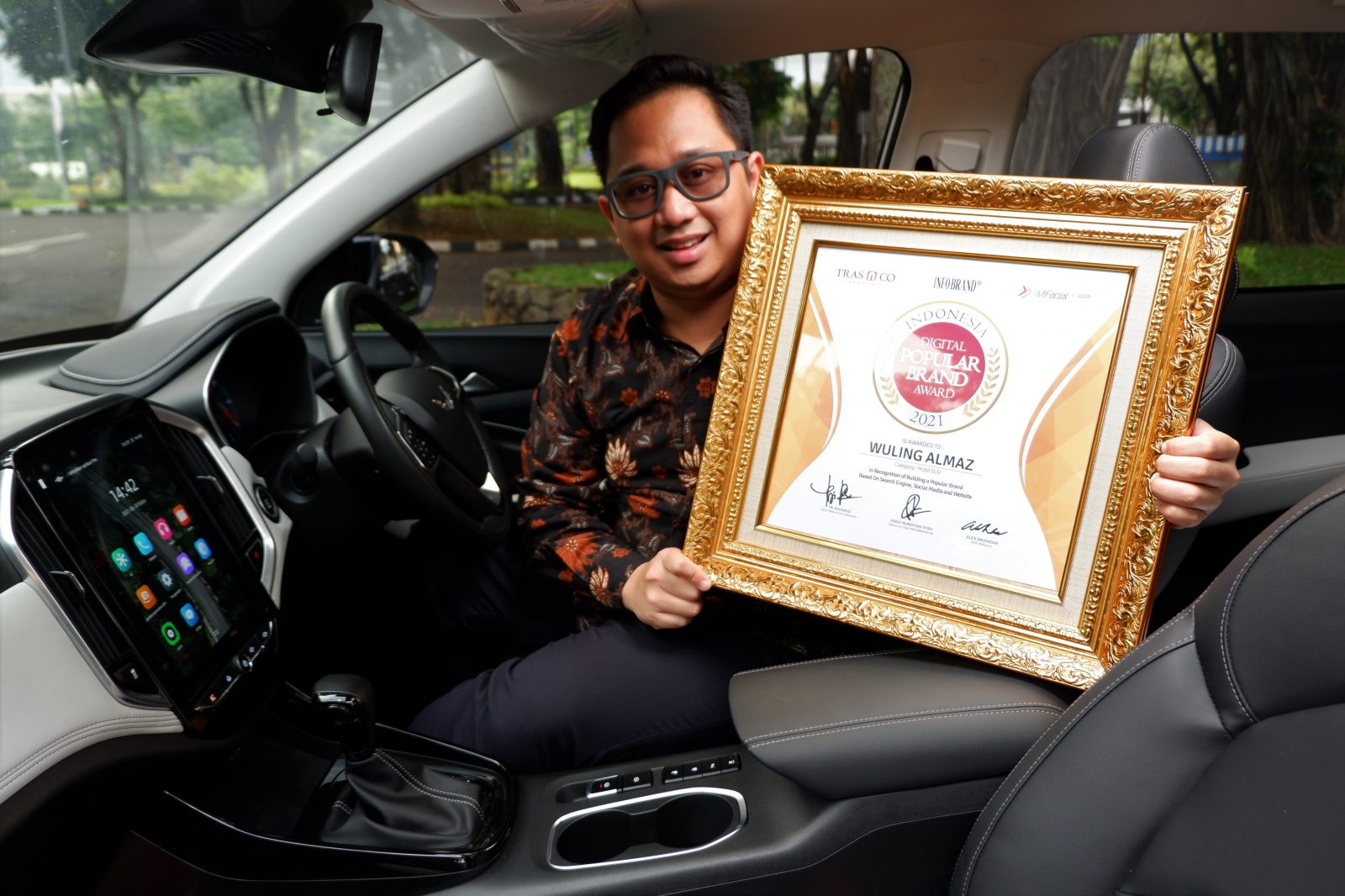 Image Wuling Almaz is Awarded The Indonesia Digital Popular Brand Award 2021