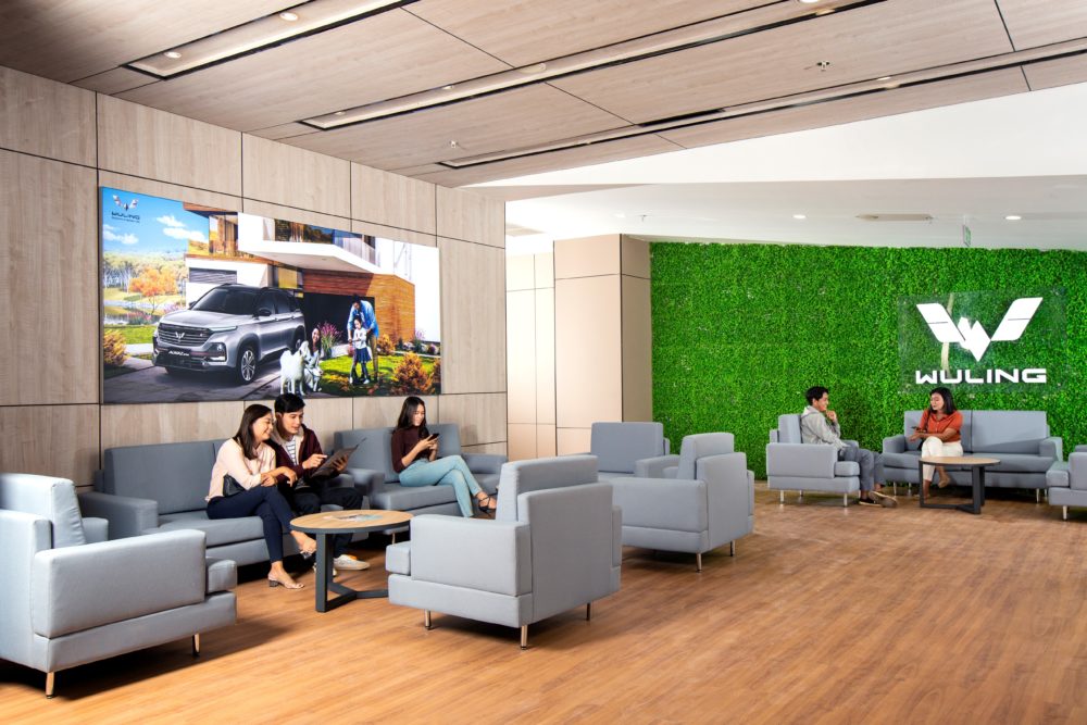 Flagship Wuling Center juga memiliki ruang tunggu eksklusif dan coffee lounge untuk memberikan kenyamanan bagi konsumen yang berkunjung 1000x667