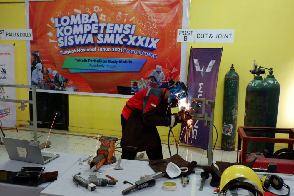 Partisipan Siswa dari SMK 26 Jakarta menunjukkan keterampilannya dalam bidang Autobody Repair kompetisi LKS SMK 2021 1000x667