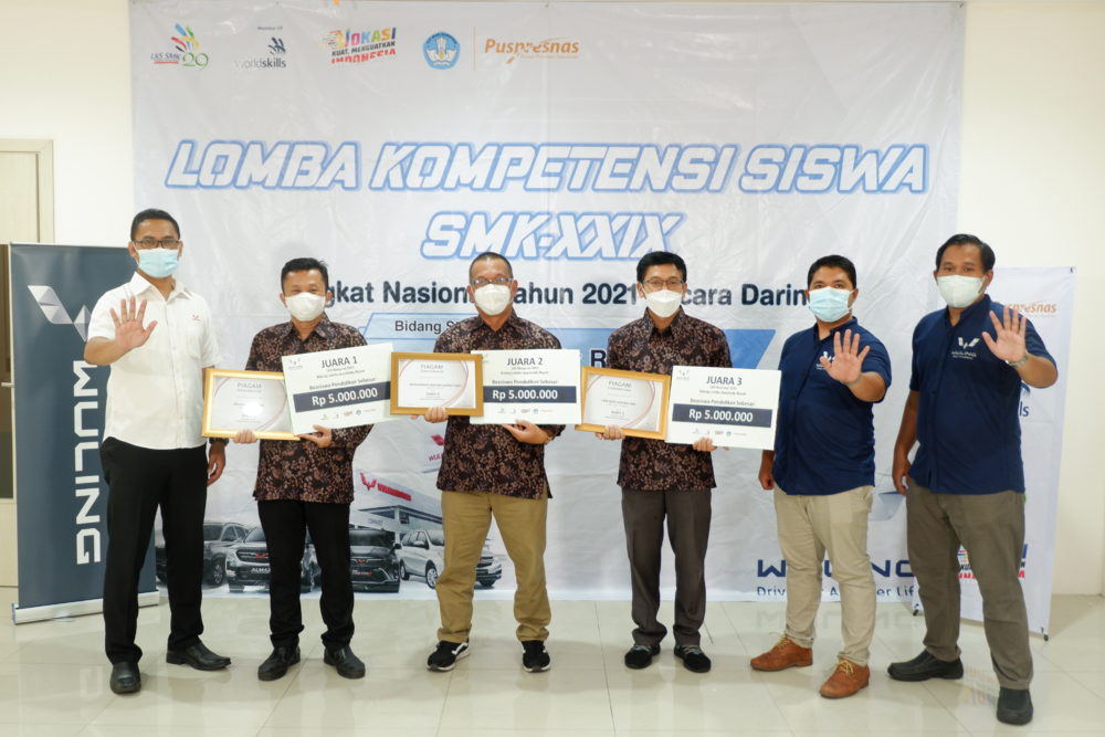 Perwakilan Wuling Motors secara simbolis menyerahkan hadiah beasiswa dan sertifikat kepada Puspresnas Kemendikbud RI untuk pemenang LKS SMK 2021 1000x667