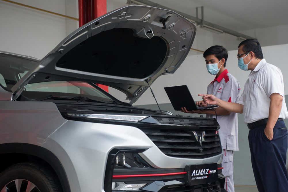 Taufik S. Arief Aftersales Director Wuling Motors memantau layanan perbaikan di bengkel untuk memastikan kualitas terbaik bagi konsumen 1000x668