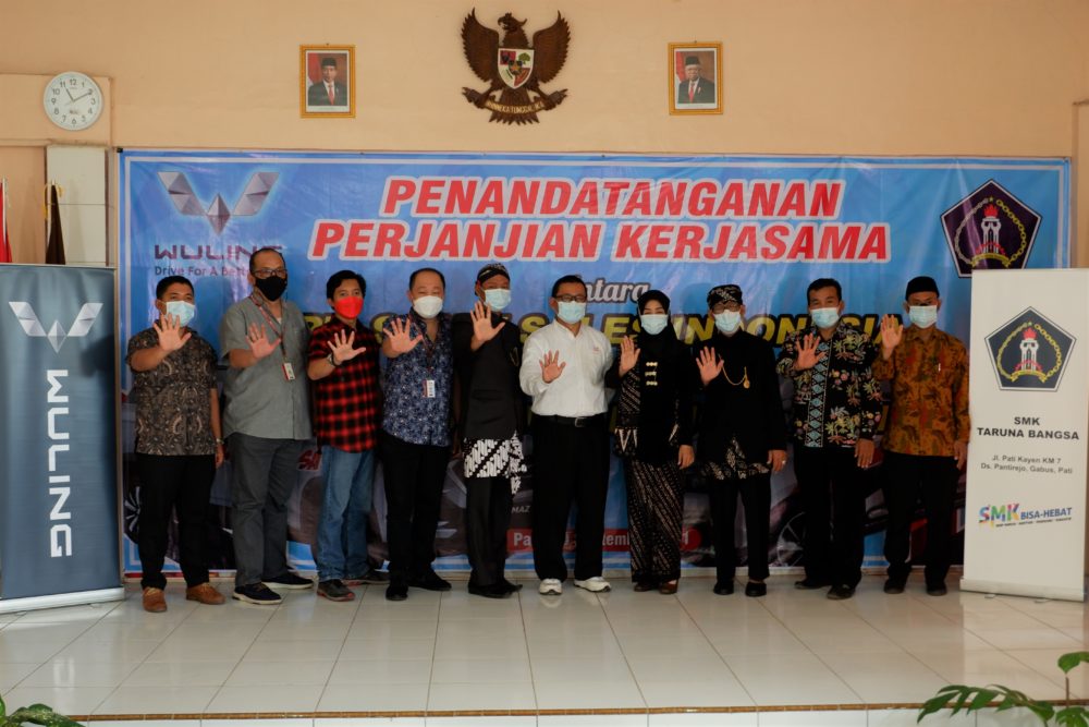 Wuling resmi menjalankan program ‘Wuling Bakti Pendidikan’ di SMK Taruna Bangsa Pati Jawa Tengah kemarin 1 1000x667