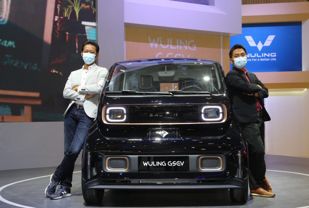 Ki Ka Danang Wiratmoko dan Handi Ahmad Shidiq selaku Product Planning Wuling Motors bersama GSEV Wuling 1000x673