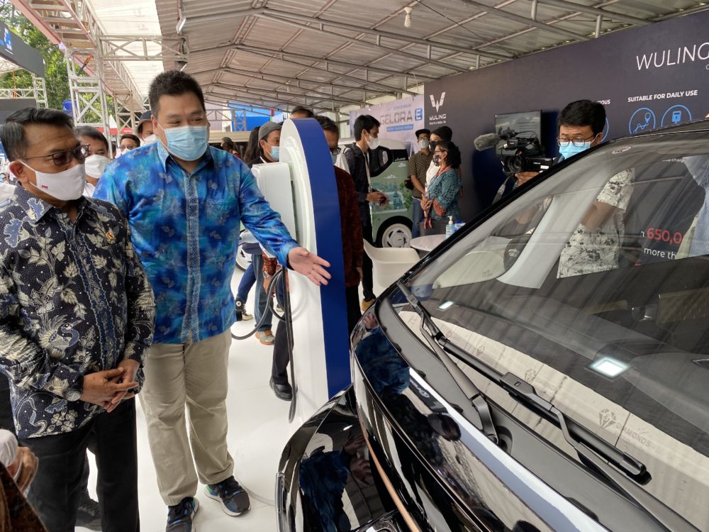 Michael Budihardja Brand Marketing Director Wuling Motors menunjukkan Wuling GSEV kepada Kepala Staff Kepresidenan RI Jend. TNI Purn Dr. Moeldoko S.IP_ 1000x750