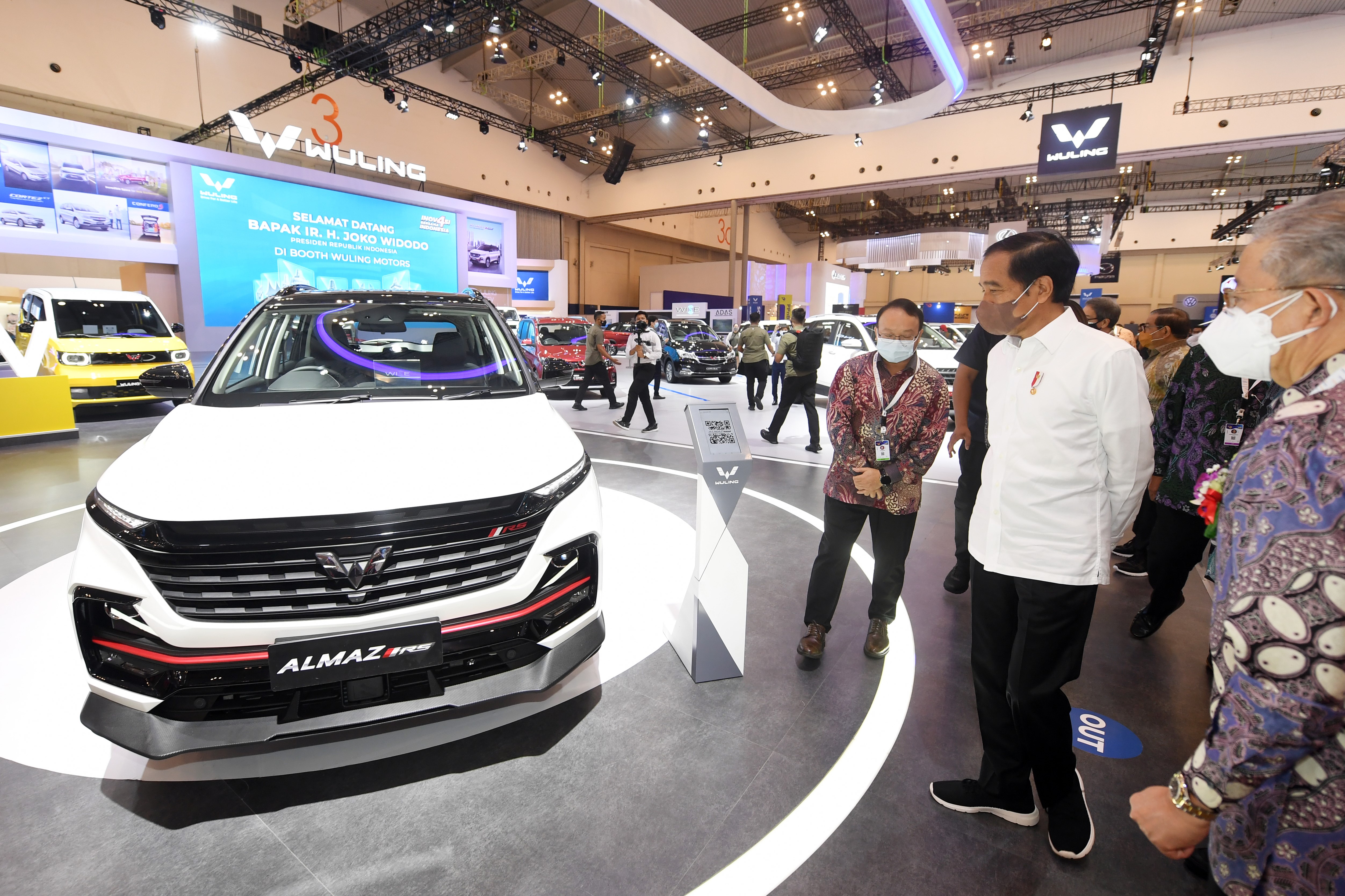 Image The President of Republic of Indonesia Visits the Wuling Motors’ Booth at GIIAS 2021