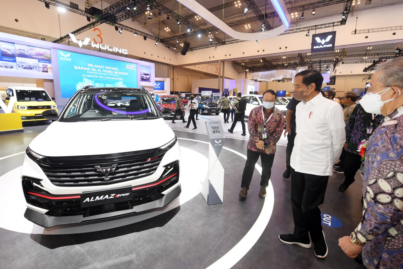 Image Presiden Republik Indonesia Kunjungi Booth Wuling Motors di GIIAS 2021