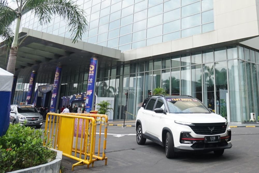 Para pengunjung juga dapat merasakan pengalaman berkendara dengan lini produk Wuling di GIIAS Surabaya 2021 min 1000x667