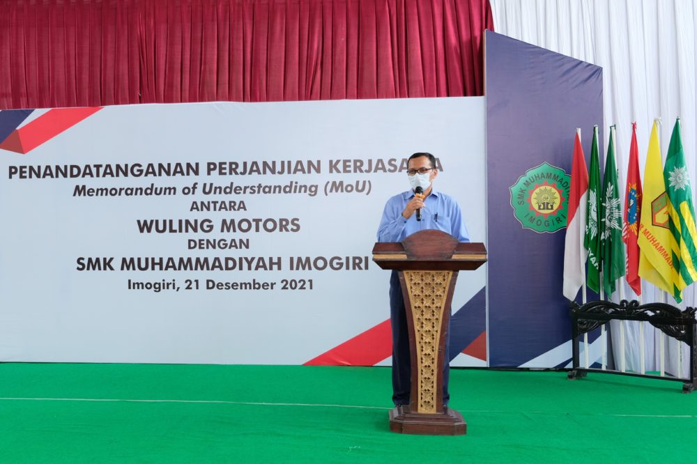 Sabarudin Ahmad S.Pd_.T Kepala SMK Muhammadiyah Imogiri mengapresiasi program Wuling Bakti Pendidikan yang resmi dilaksanakan 1 1000x666