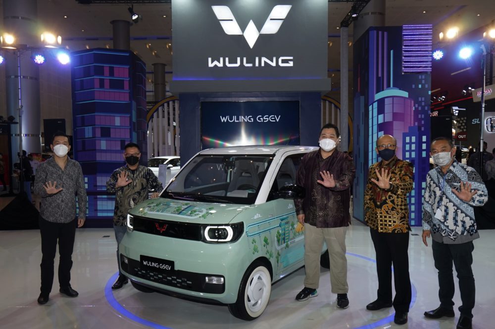 Wuling membawakan tema ‘Inovasi Bersama Indonesia’ dengan melanjutkan perkenalan platform kendaran listrik GSEV kepada masyarakat Surabaya min 1000x666