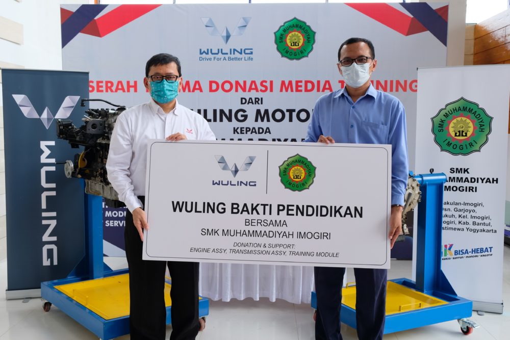 Wuling menyerahkan donasi secara simbolis dalam rangka Wuling Bakti Pendidikan kepada SMK Muhammadiyah Imogiri 1000x667