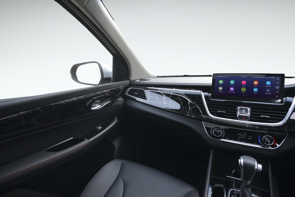 Dashboard Wuling New Cortez dihiasi dengan Sophisticated 10.25” display dipadukan aksen black marmer yang membuat tampil elegan. 1000x667
