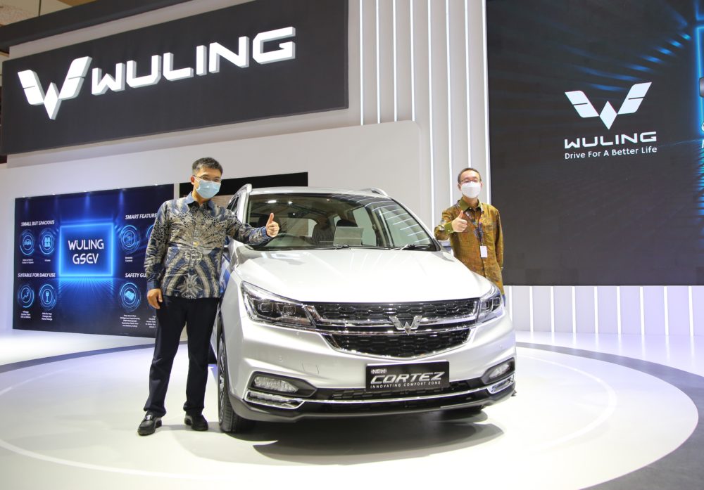 Ki Ka Han Dehong bersama dengan Wang Dao Bing Selaku Vice President Wuling Motors bersama New Cortez Innovating Comfort Zone. Model terbaru ini merupakan Smart MPV dengan inovasi WIND dan IoV_ 1000x697