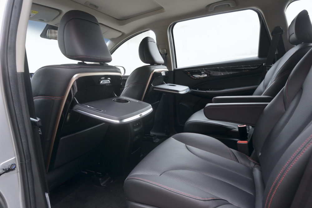 Perpaduan antara new comfortable seats dengan premium black semi leather serta multipurpose seat tray memberikan kenyamanan yang lebih. 3 1000x667