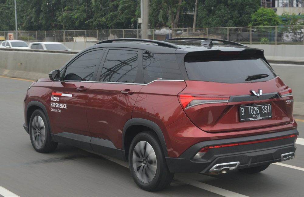 Rekan Jurnalis Wanita Mencoba Sensasi Berkendara Almaz RS di Tol Jakarta Outer Ring Road JORR 1000x649