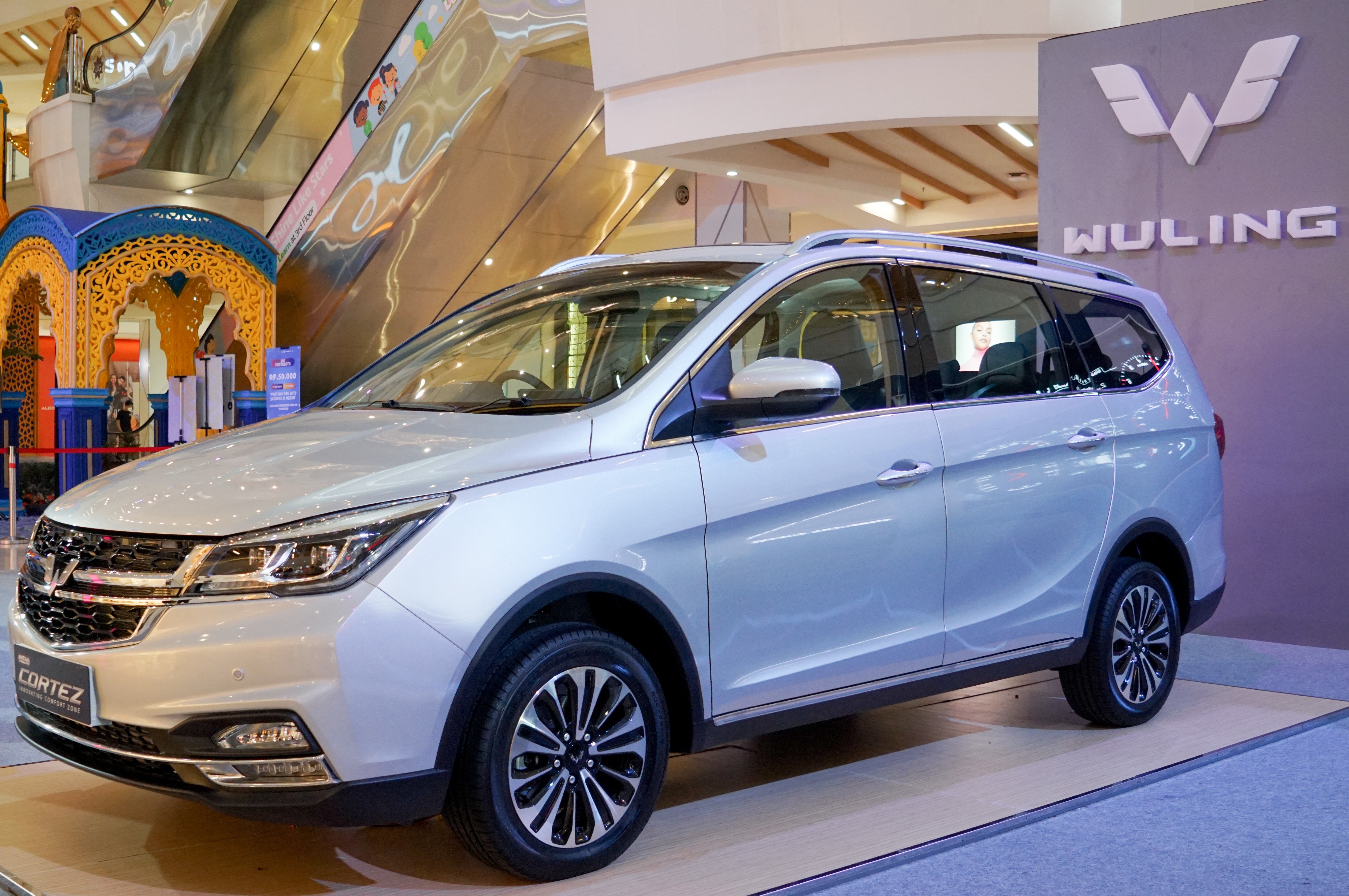 Image Wuling New Cortez Officially Greets People in Medan