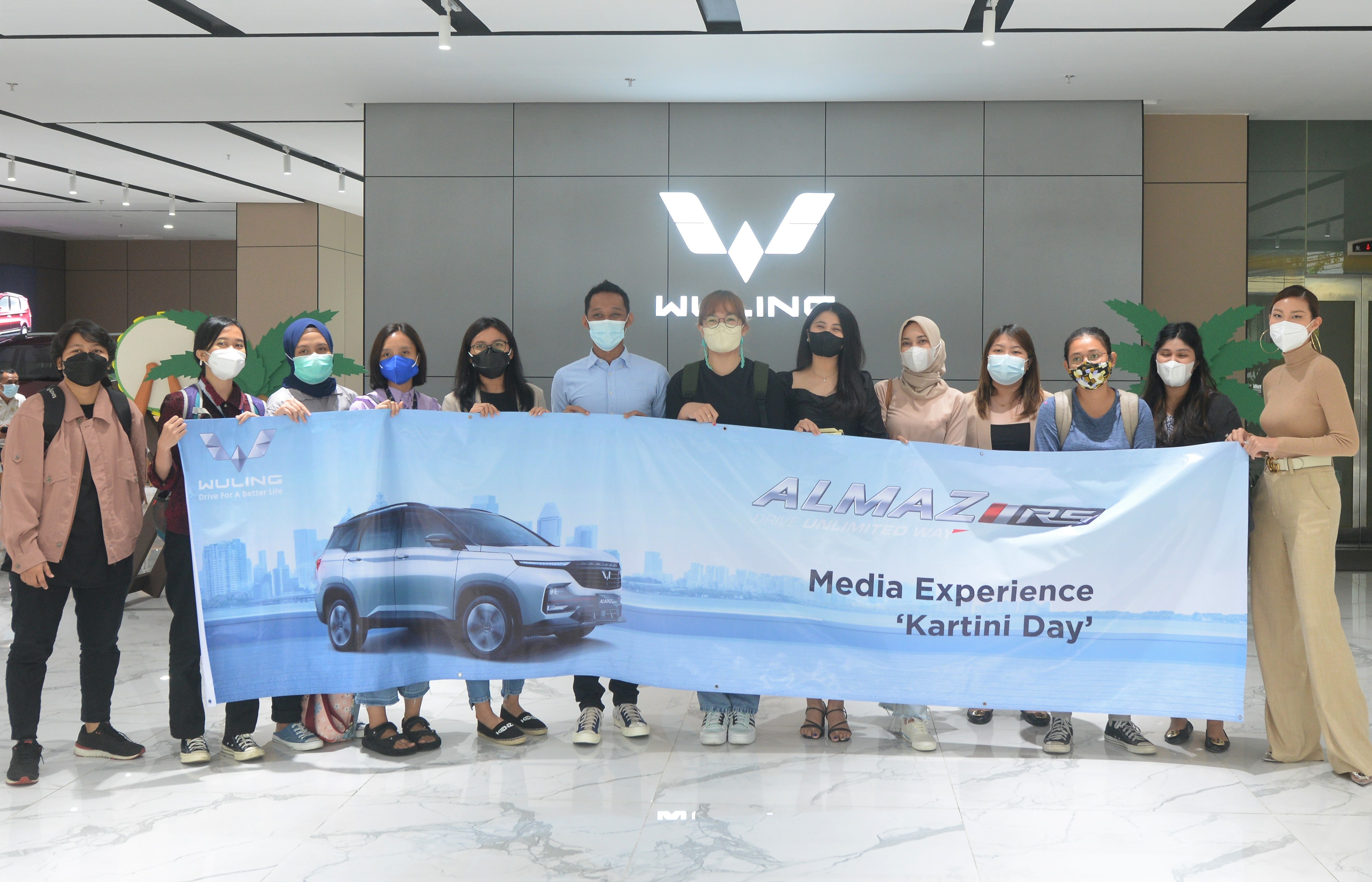 Image Celebrating Kartini Day, Wuling Invites Female Journalists to Try Almaz RS’ Innovations