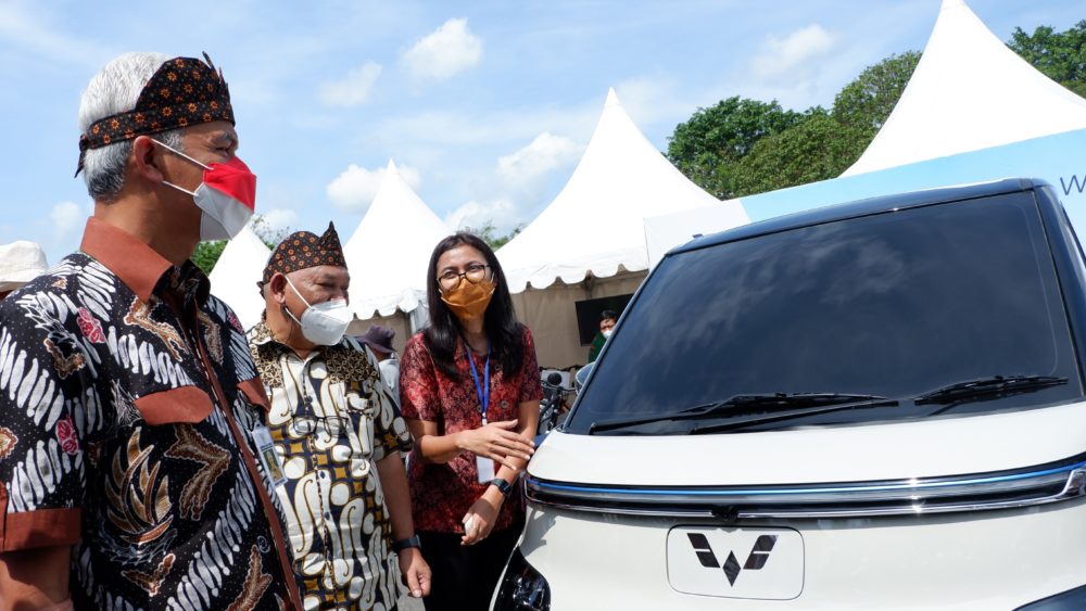 Gubernur Jawa Tengah Ganjar Pranowo melihat tampilan eksterior dari Wuling EV 1000x563