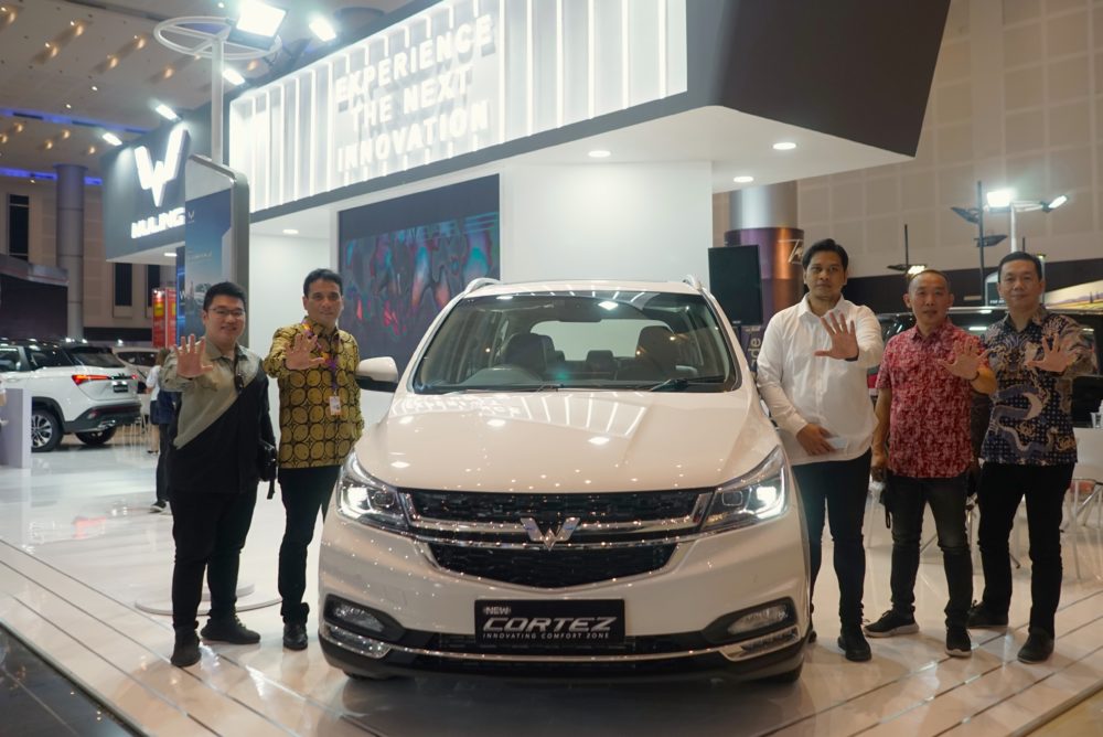 Perwakilan Wuling Motors dan Jaringan Diler Resmi di Surabaya secara simbolis membuka booth Wuling untuk pengunjung IIMS Surabaya 2022 1000x668