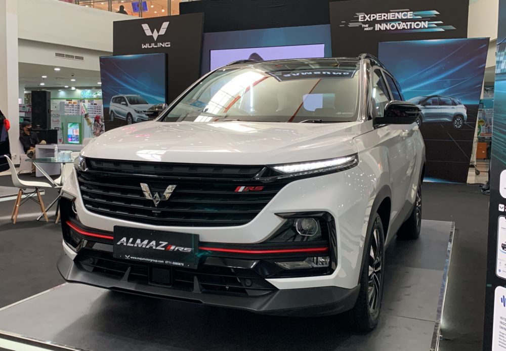 Wuling Almaz RS The First Leading Intelligent Digital Car juga turut dipamerkan di PTC Mall hingga 26 Juni 2022 1000x694