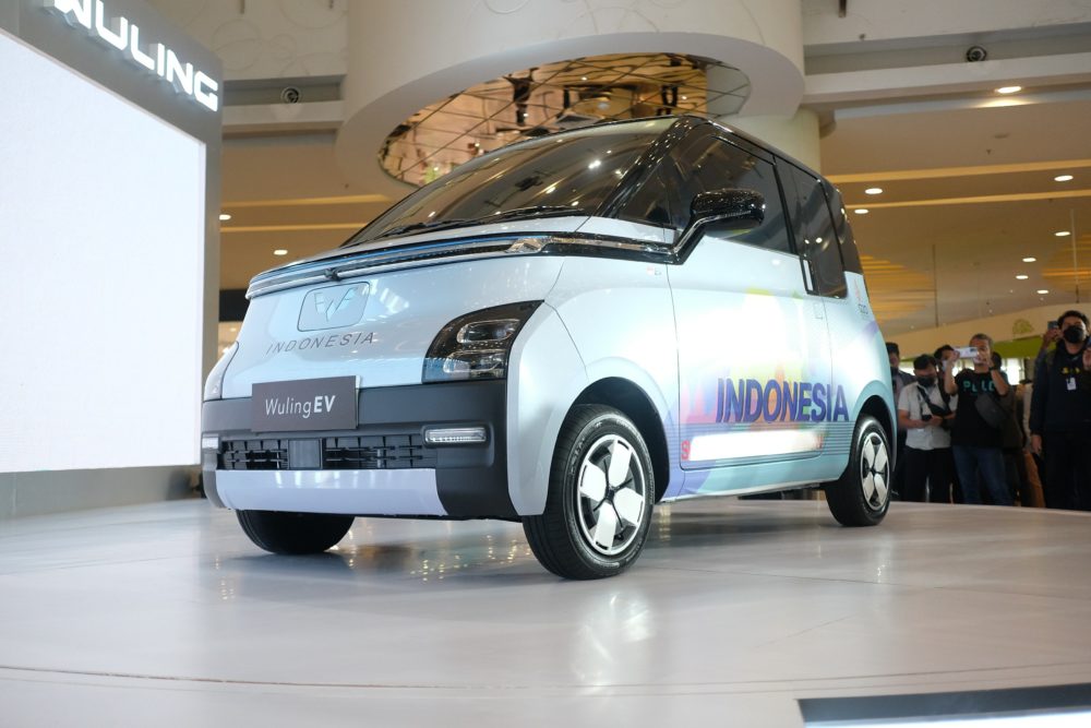 Wuling EV dengan livery G20 telah diperlihatkan secara perdana hari ini dan dipamerkan hingga 5 Juni 2022 di Laguna Atrium Central Park Jakarta 1000x667