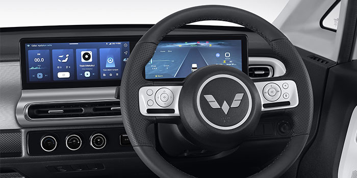 Multifunction Steering Wheel dengan logo Wuling berwarna silver turut hadir pada bagian dashboard yang dilengkapi tombol pengoperasian audio dan pengaturan menu